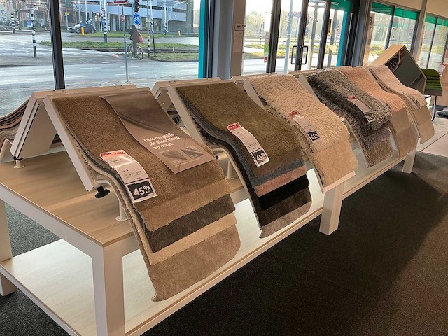 Presentatie tafel met tapijtsamples (8x) - afbeelding 12 van  13