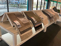 Presentatie tafel met tapijtsamples (8x) - afbeelding 12 van  13