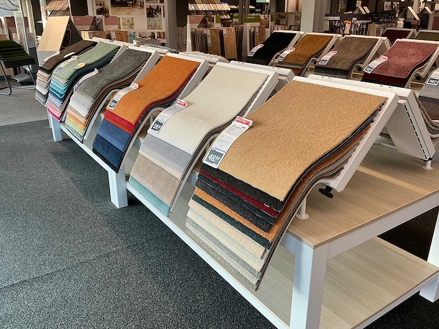 Presentatie tafel met tapijtsamples (8x) - afbeelding 13 van  13