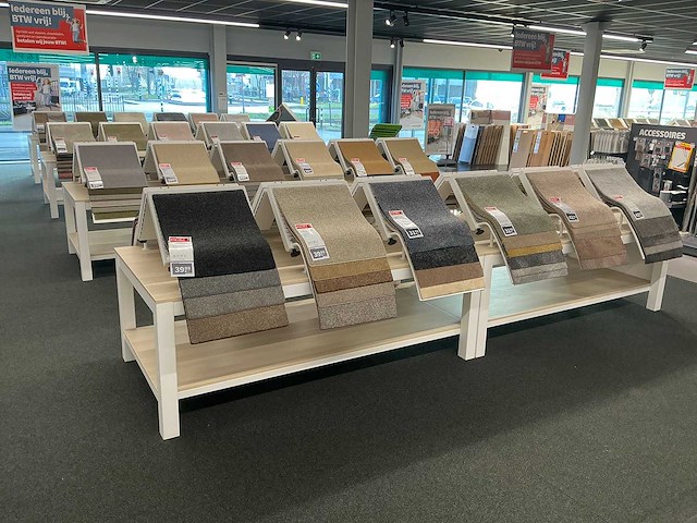 Presentatie tafel met tapijtsamples (8x) - afbeelding 1 van  13