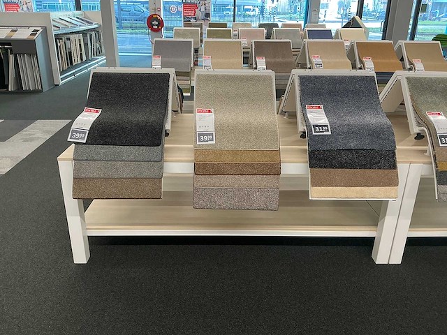 Presentatie tafel met tapijtsamples (8x) - afbeelding 2 van  13