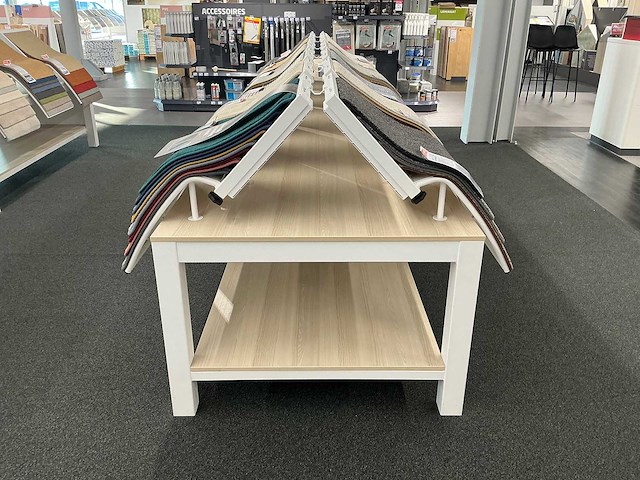 Presentatie tafel met tapijtsamples (8x) - afbeelding 3 van  13