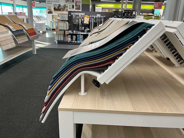 Presentatie tafel met tapijtsamples (8x) - afbeelding 4 van  13