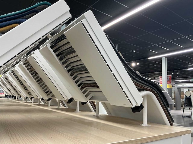 Presentatie tafel met tapijtsamples (8x) - afbeelding 5 van  13