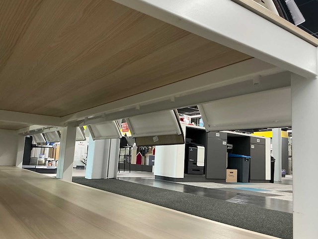 Presentatie tafel met tapijtsamples (8x) - afbeelding 6 van  13