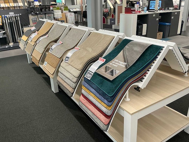 Presentatie tafel met tapijtsamples (8x) - afbeelding 7 van  13