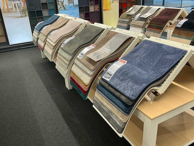 Presentatie tafel met tapijtsamples (8x) - afbeelding 2 van  13