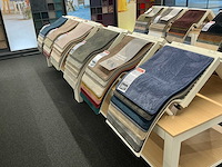 Presentatie tafel met tapijtsamples (8x) - afbeelding 2 van  13