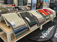 Presentatie tafel met tapijtsamples (8x) - afbeelding 3 van  13