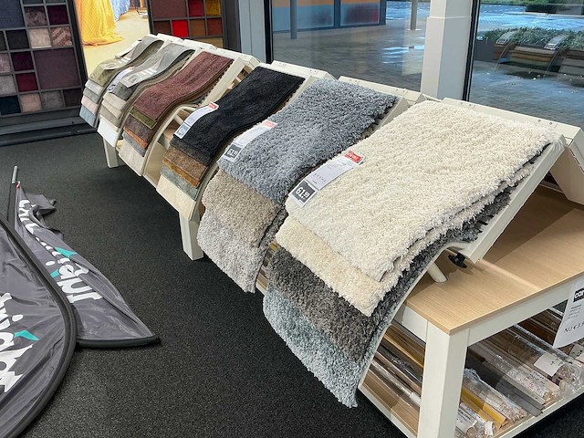 Presentatie tafel met tapijtsamples (8x) - afbeelding 4 van  13