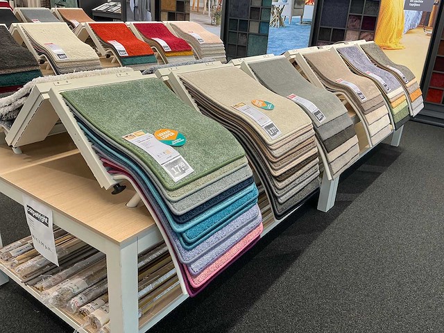 Presentatie tafel met tapijtsamples (8x) - afbeelding 5 van  13