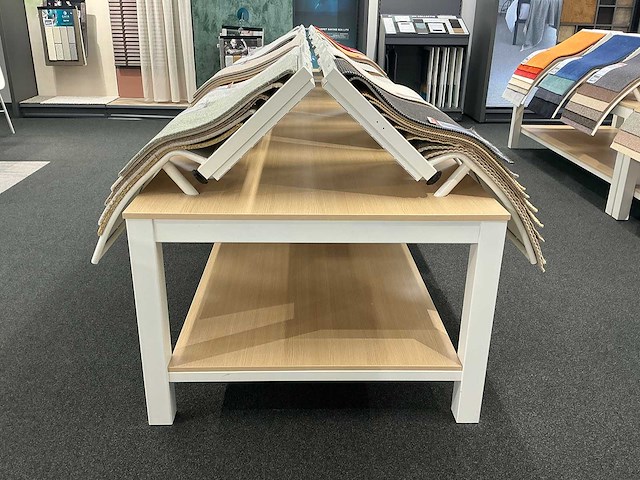 Presentatie tafel met tapijtsamples (8x) - afbeelding 7 van  13