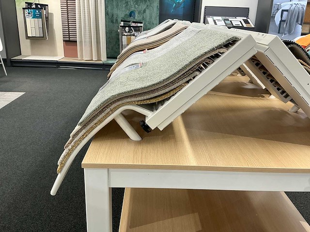 Presentatie tafel met tapijtsamples (8x) - afbeelding 8 van  13