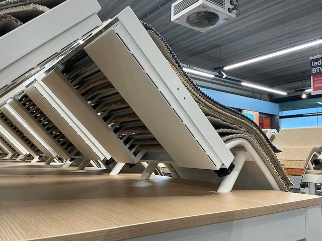 Presentatie tafel met tapijtsamples (8x) - afbeelding 9 van  13