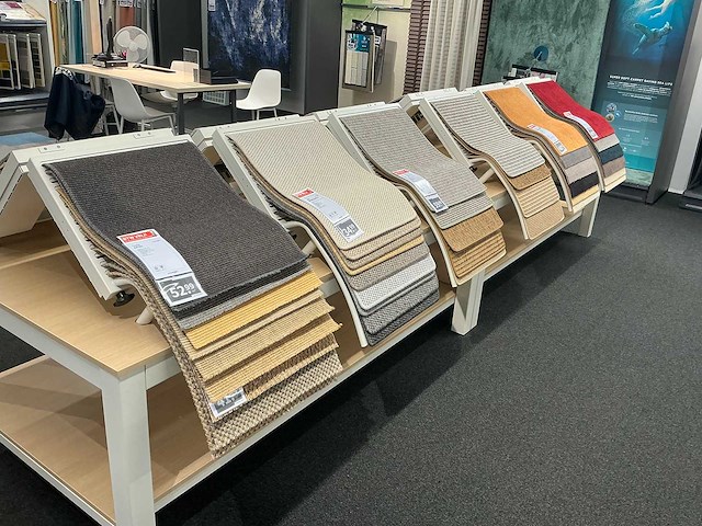 Presentatie tafel met tapijtsamples (8x) - afbeelding 11 van  13