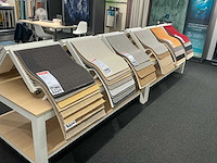 Presentatie tafel met tapijtsamples (8x) - afbeelding 11 van  13