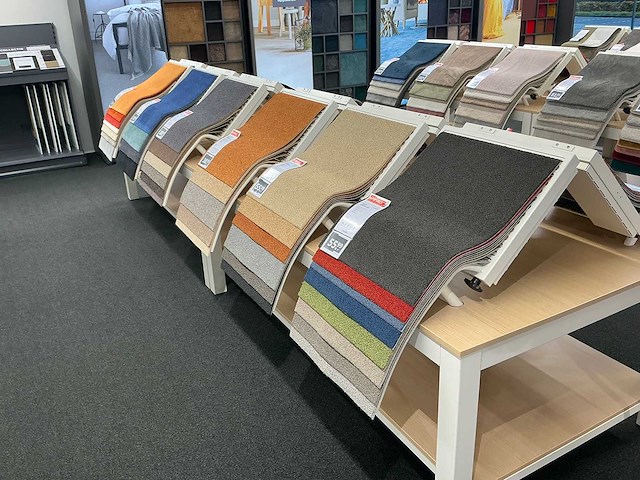 Presentatie tafel met tapijtsamples (8x) - afbeelding 12 van  13