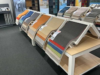Presentatie tafel met tapijtsamples (8x) - afbeelding 12 van  13