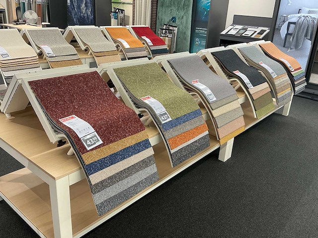 Presentatie tafel met tapijtsamples (8x) - afbeelding 13 van  13