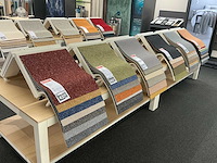 Presentatie tafel met tapijtsamples (8x) - afbeelding 13 van  13