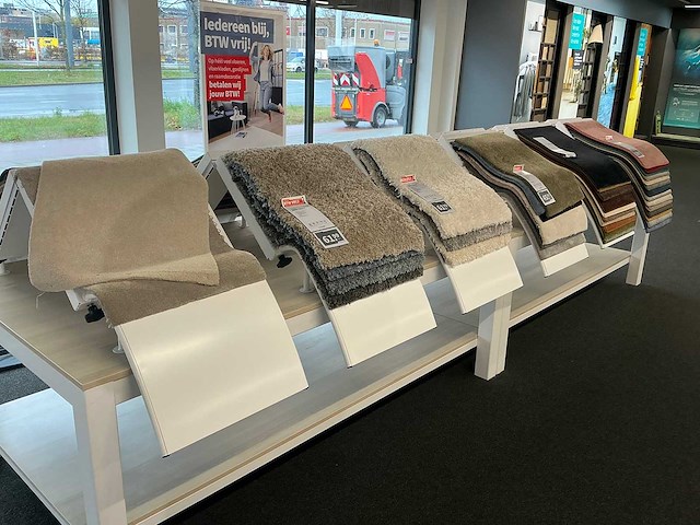 Presentatie tafel met tapijtsamples (8x) - afbeelding 3 van  14