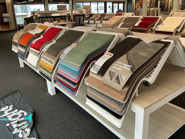 Presentatie tafel met tapijtsamples (8x) - afbeelding 4 van  14