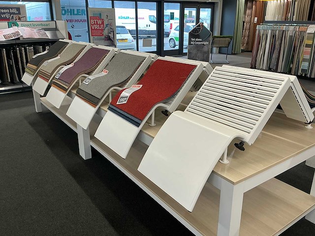 Presentatie tafel met tapijtsamples (8x) - afbeelding 5 van  14