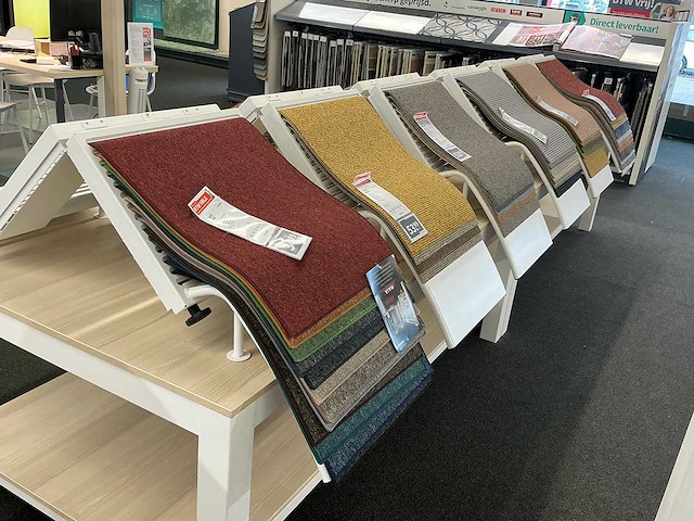 Presentatie tafel met tapijtsamples (8x) - afbeelding 6 van  14