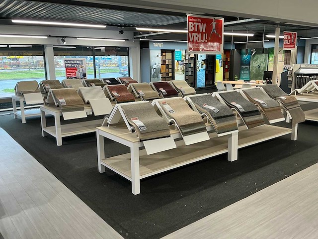 Presentatie tafel met tapijtsamples (8x) - afbeelding 1 van  14