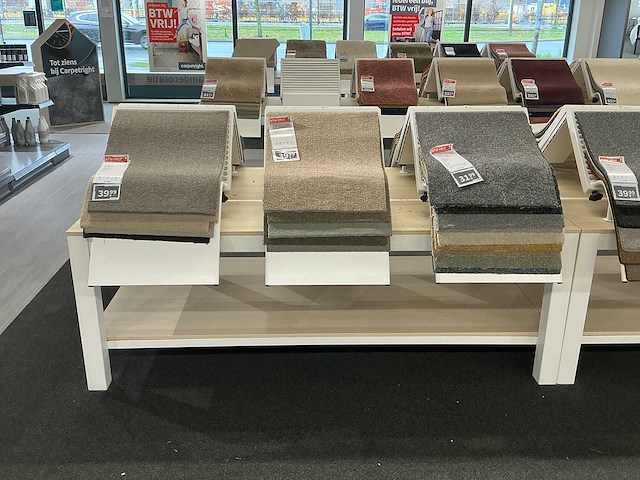 Presentatie tafel met tapijtsamples (8x) - afbeelding 7 van  14