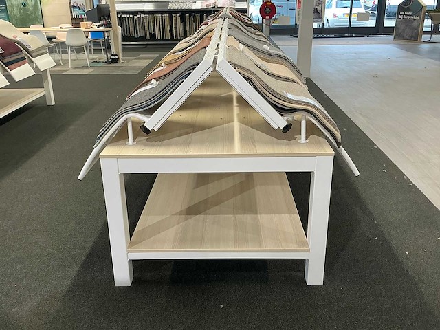 Presentatie tafel met tapijtsamples (8x) - afbeelding 8 van  14