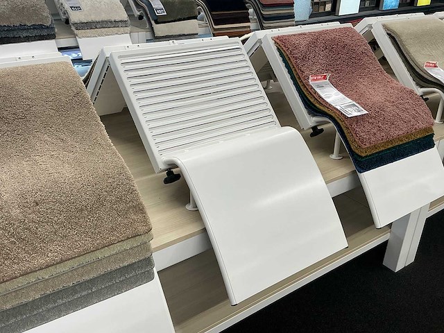 Presentatie tafel met tapijtsamples (8x) - afbeelding 9 van  14