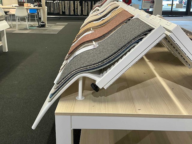 Presentatie tafel met tapijtsamples (8x) - afbeelding 10 van  14