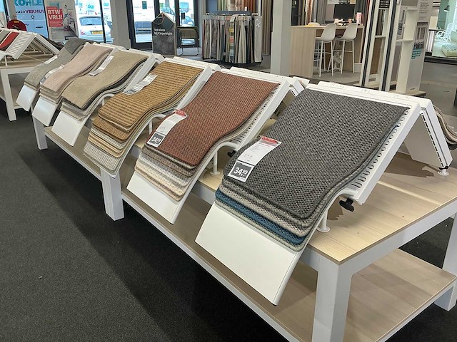 Presentatie tafel met tapijtsamples (8x) - afbeelding 13 van  14