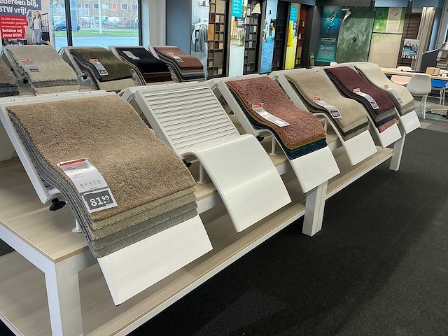 Presentatie tafel met tapijtsamples (8x) - afbeelding 14 van  14