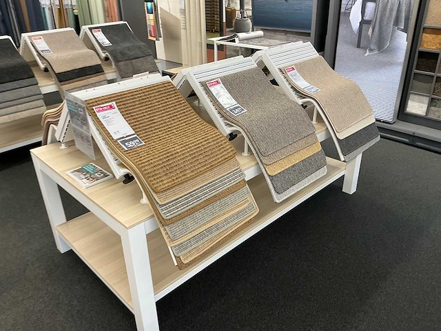 Presentatie tafel met tapijtsamples (8x) - afbeelding 2 van  11