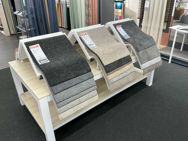 Presentatie tafel met tapijtsamples (8x) - afbeelding 3 van  11