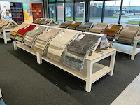 Presentatie tafel met tapijtsamples (8x) - afbeelding 1 van  11