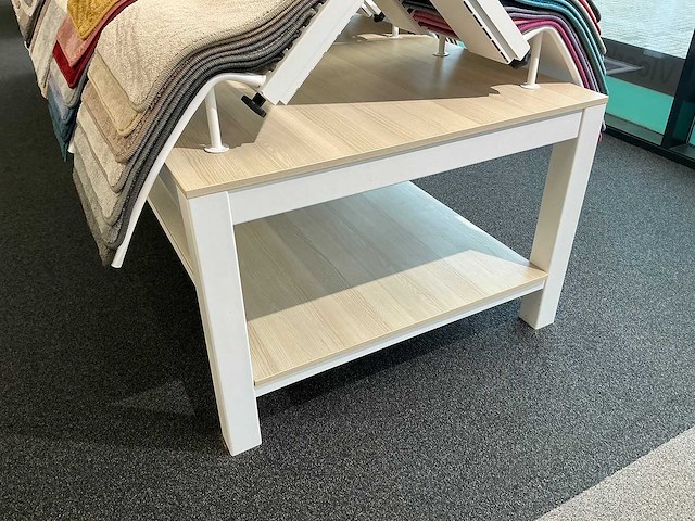 Presentatie tafel met tapijtsamples (8x) - afbeelding 4 van  11