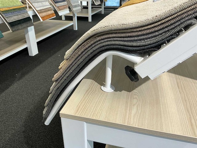 Presentatie tafel met tapijtsamples (8x) - afbeelding 5 van  11