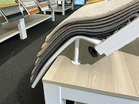 Presentatie tafel met tapijtsamples (8x) - afbeelding 5 van  11