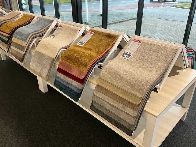 Presentatie tafel met tapijtsamples (8x) - afbeelding 6 van  11
