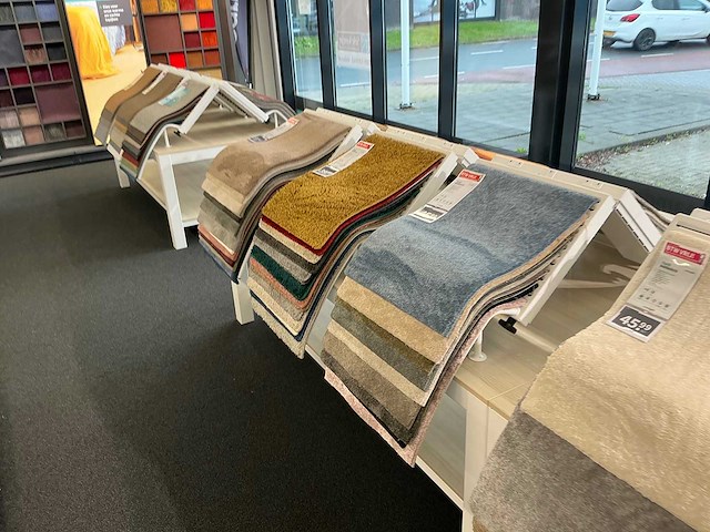 Presentatie tafel met tapijtsamples (8x) - afbeelding 7 van  11