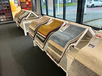 Presentatie tafel met tapijtsamples (8x) - afbeelding 7 van  11