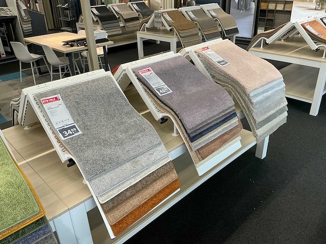 Presentatie tafel met tapijtsamples (8x) - afbeelding 8 van  11