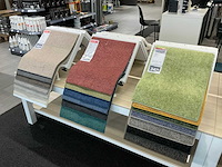 Presentatie tafel met tapijtsamples (8x) - afbeelding 9 van  11