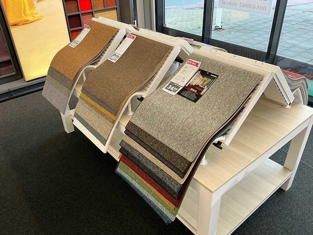 Presentatie tafel met tapijtsamples (8x) - afbeelding 10 van  11