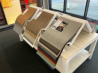 Presentatie tafel met tapijtsamples (8x) - afbeelding 10 van  11