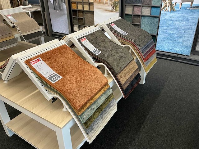 Presentatie tafel met tapijtsamples (8x) - afbeelding 11 van  11