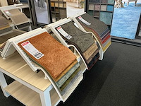 Presentatie tafel met tapijtsamples (8x) - afbeelding 11 van  11